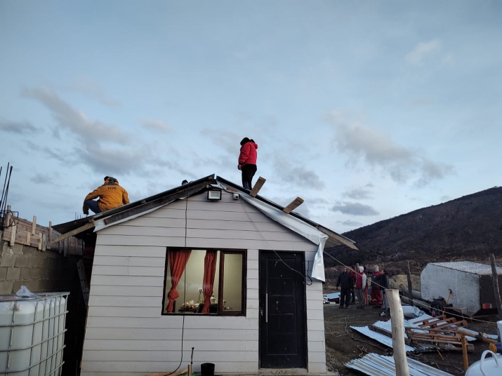 Comunidad se une para reconstruir vivienda dañada por vientos fuertes en Barrio San Martín